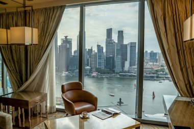 Singapur-Ocak 2019: Marina Körfezi ve Singapur Iş bölgesi 'nde harika bir görünüm Marina Bay Sands Hotel King Oda bir konfor formu 