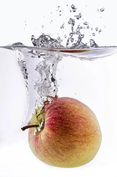 kırmızı ve olgun elma üreten büyük bir sıçrama suya düşüyor