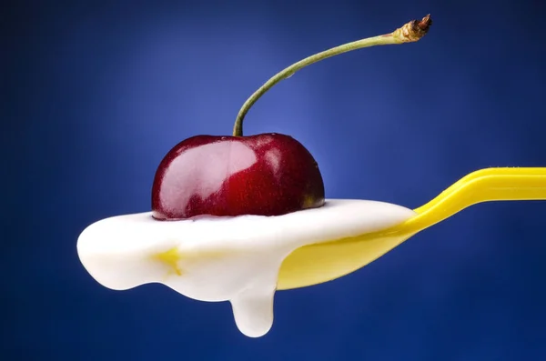 Cuchara Amarilla Llena Yogur Blanco Con Una Hermosa Cereza Primer — Foto de Stock