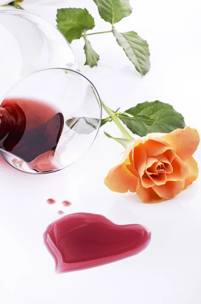 Silhouette Eines Herzens Geformt Durch Den Wein Aus Einem Glas — Stockfoto