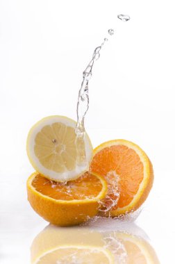 su sıçrama ile dilimlenmiş narenciye