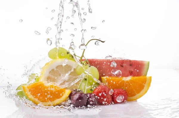 Mieszane lato owoce z wodą Splash — Zdjęcie stockowe