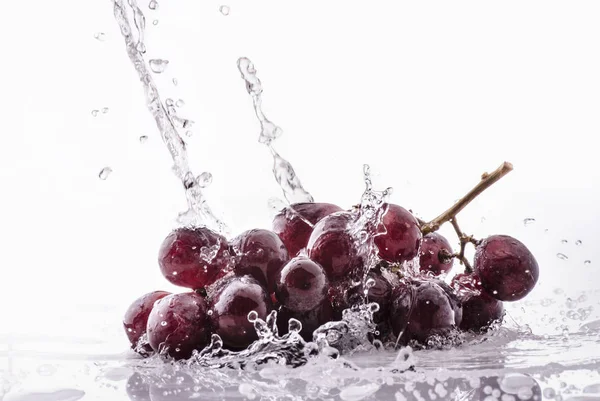 Racimo de uvas salpicadura rosa — Foto de Stock