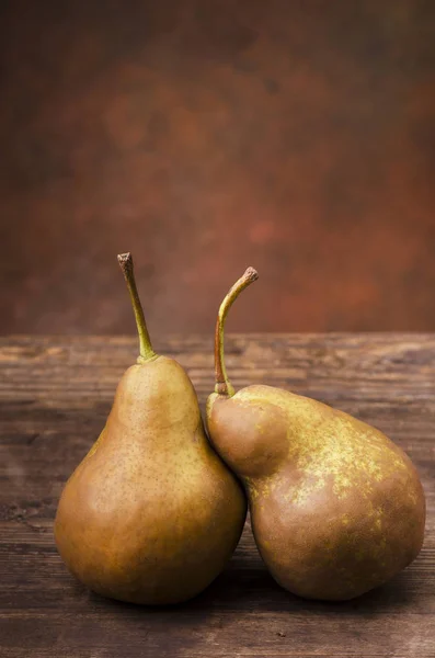 Stilleben. två päron på det rustika bordet — Stockfoto