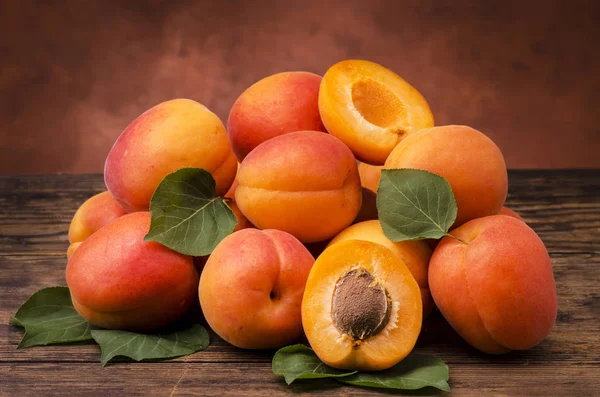 Säsongens frukter med färska aprikoser — Stockfoto