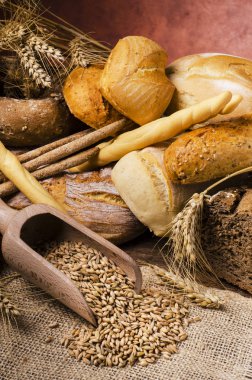 natürmort. Farklı ekmek türleri ile kompozisyon