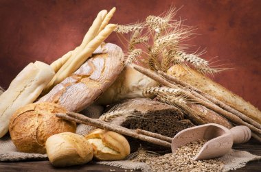 natürmort. Farklı ekmek türleri ile kompozisyon