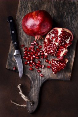 olgun nar ön planda ginned