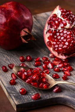 olgun nar ön planda ginned