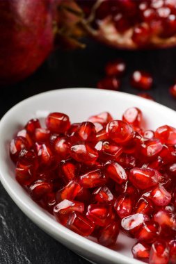 olgun nar ön planda ginned