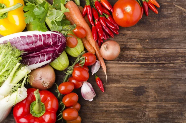 Comida vegetariana con verduras frescas — Foto de Stock