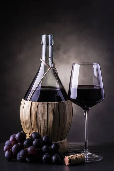 Fläschchen Rotwein — Stockfoto