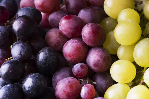 Types and colors of table grapes — Stock Photo, Image