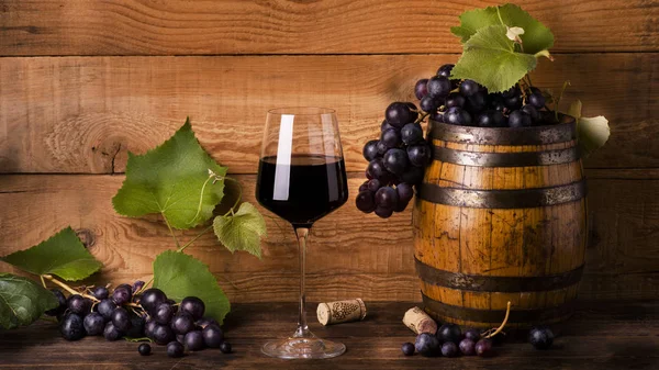 Stillleben, Kelch mit Rotwein, Trauben und Fass — Stockfoto