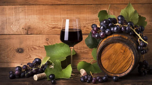 Stillleben, Kelch mit Rotwein, Trauben und Fass — Stockfoto