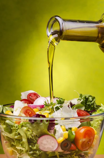 Ensalada fresca vestida con aceite de oliva — Foto de Stock