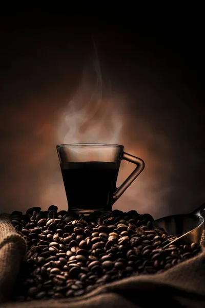 Кипящий черный кофе — стоковое фото