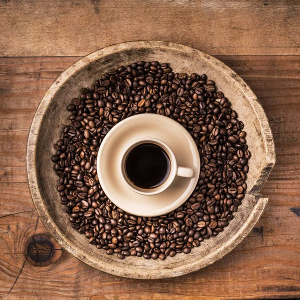 Чашка кофе в винтажной деревянной тарелке — стоковое фото