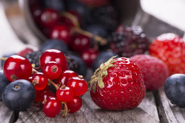 딸기와 머그잔, 정물 — 스톡 사진