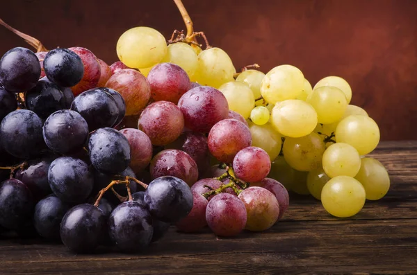 Naturaleza muerta, uvas de mesa tricolor — Foto de Stock