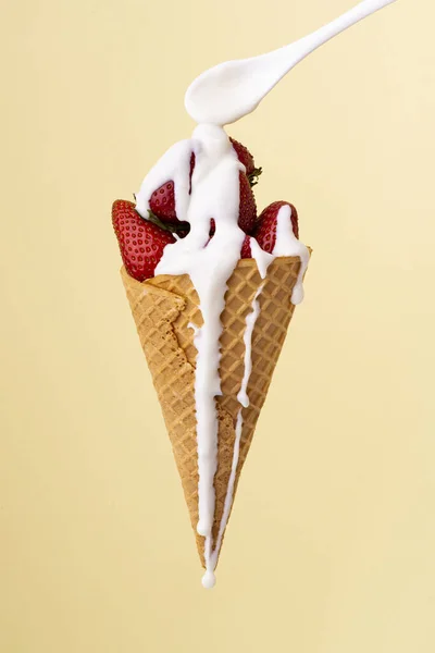 Cono Gofre Fresas Enteras Cubiertas Con Una Crema Yogur Blanco — Foto de Stock