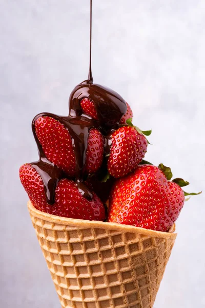 Våffelkotten Hela Jordgubbar Täckta Med Droppande Glasyr Smält Mörk Choklad — Stockfoto