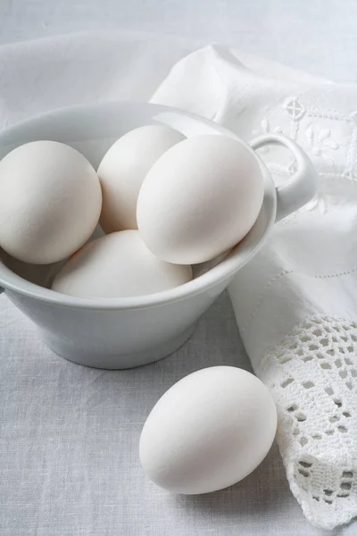 White Linen Tablecloth Foreground Ceramic Bowl Fresh White Eggs Ready — Stock Photo, Image