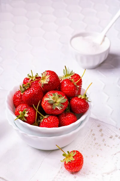 눈에는 무늬가 식탁보 딸기가 세라믹 그릇이 — 스톡 사진