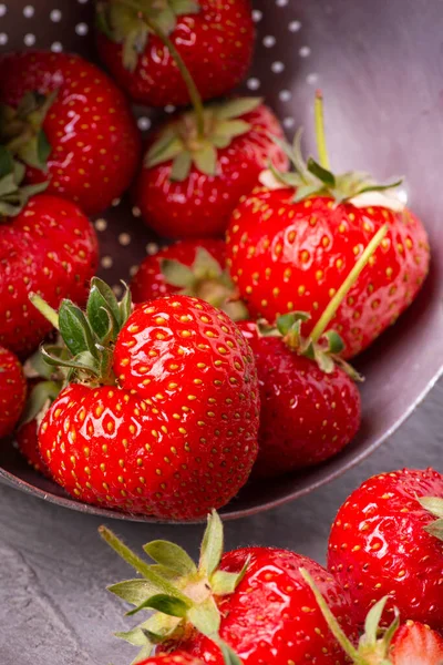 Premier Plan Groupe Fraises Naturelles Forme Cœur Dans Une Vieille — Photo