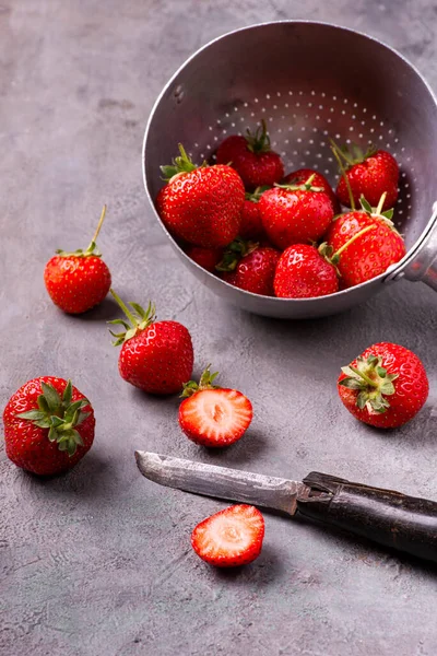 Sur Fond Gris Texturé Des Fraises Mûres Dans Une Vieille — Photo