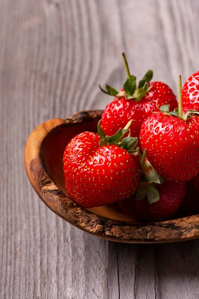 Premier Plan Bol Bois Avec Des Fraises Mûres Sur Fond — Photo