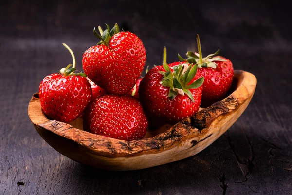 Voorgrond Een Houten Kom Met Rijpe Aardbeien Rustieke Houten Achtergrond — Stockfoto