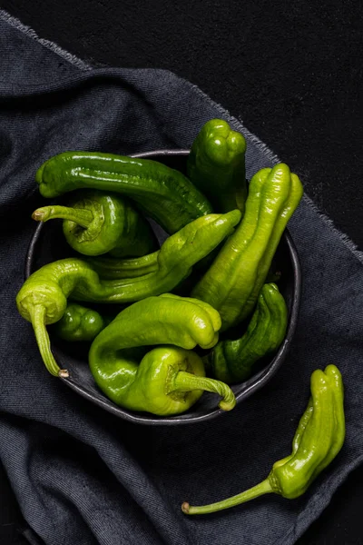 Pohled Shora Kovové Míse Zelené Papriky Italské Sladkosti Tvaru Nepravidelného — Stock fotografie