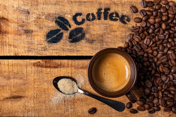 Kemény Fadobozon Tejszínes Kávéval Pörkölt Kávébabbal — Stock Fotó