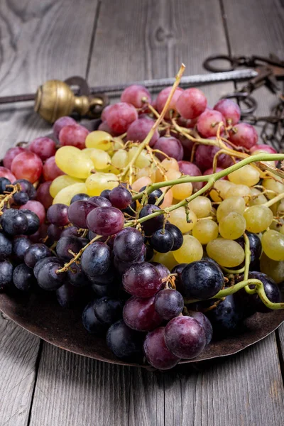 Egy Rusztikus Felületen Egy Régi Acélos Különböző Típusú Csemegeszőlő — Stock Fotó