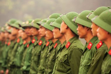 Dien Bien Phu, Vietnam - 26 Şubat 2012: Genç Vietnamlı asker Fransız General De Castries, Fransız sömürgeciler ilk Indoch sırasında en önemli kampı bunker, Vietnamca askeri akademiler sitesi ziyaret programı sırasında