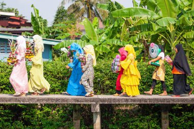 İslami düğün Çeyiz ile renkli kostümleri nedime. Gelenek ve kültür Tay Müslüman. Ban Thap Chang köyü. Bangkok, Tayland. Bahçe arka plan.