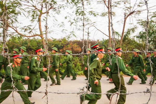 Дьен Бьен Вьетнам Февраля 2012 Года Молодой Вьетнамский Солдат Колючей — стоковое фото