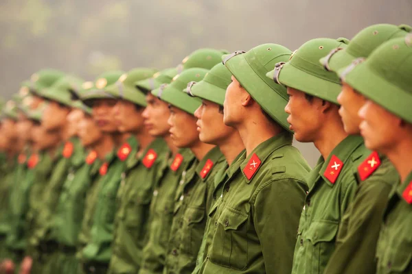 Dien Bien Phu, Vietnam - 26 Şubat 2012: Genç Vietnamlı asker Fransız General De Castries, Fransız sömürgeciler ilk Indoch sırasında en önemli kampı bunker, Vietnamca askeri akademiler sitesi ziyaret programı sırasında