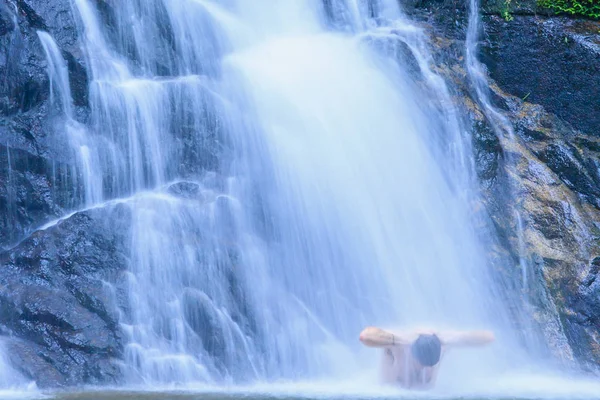 Turystyczna Człowiek Relaksujący Pod Wodospad Płynący Natury Charakter Terapii Sezon — Zdjęcie stockowe