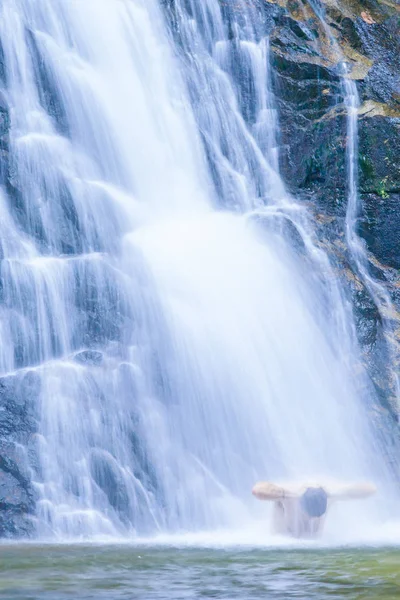 Homem Turístico Relaxante Sob Natureza Cachoeira Fluindo Terapia Natureza Temporada — Fotografia de Stock