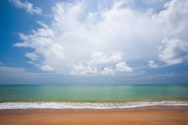 Yaz sezonu renkli tropikal deniz. Altın kum plaj, turkuaz mavi deniz suyu, beyaz bulutlar ve ışık mavi gökyüzü. Khao Lak beach, Takua Pa, Tayland.