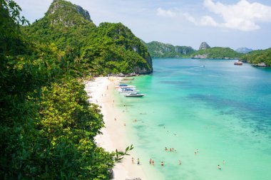 Bir sürü turist long beach ve mavi denizin üzerinde güneş gün zevk. Cliff ve Adaları arka plan. Yaz saati, yüksek sezon. Mu Koh Ang Thong Milli Parkı, Surat Thani, Güney Tayland.
