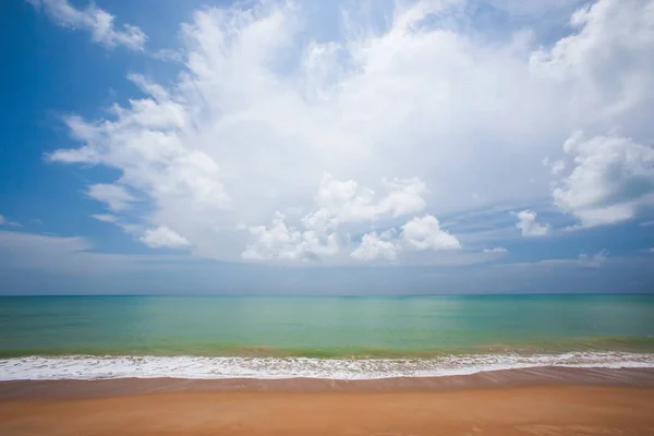 Kleurrijke Tropische Zee Het Zomerseizoen Gouden Zandstrand Turquoise Blauwe Zeewater — Stockfoto