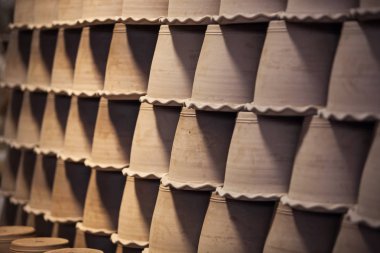 Geleneksel Tay-Mon çanak çömlek. Koh Kret köyünde yerel zanaat pazarı.