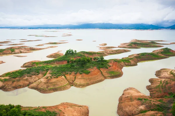 Vista aérea de la presa Queen Sirikit en la provincia de Nan, río Nan, Tailandia . — Foto de Stock