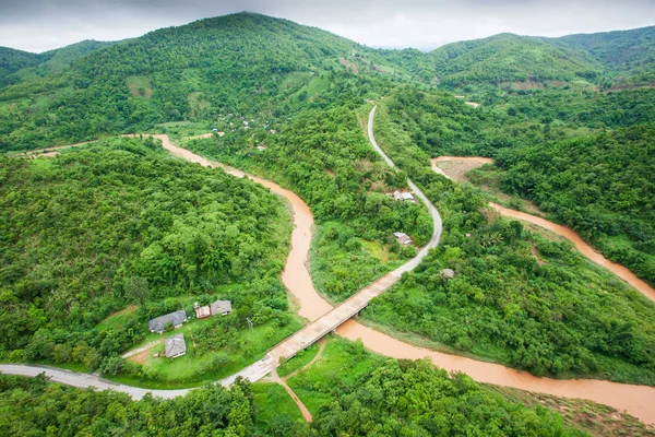 Vista aérea da Tailândia rural, região norte na estação chuvosa . — Fotografia de Stock