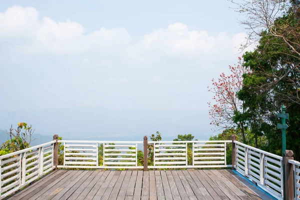 Leeg balkon en terras op uitkijkpunt met licht blauwe hemel, wolken en bergen achtergrond. — Stockfoto