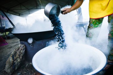 Geleneksel kahve çekirdekleri çelik tavada kavurma ve dökülen coffe