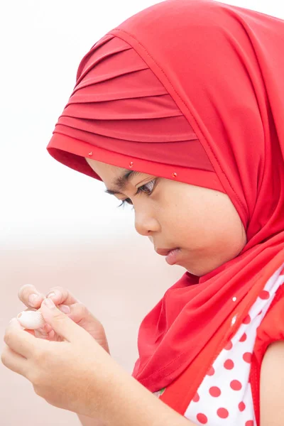 Carino piccola ragazza musulmana in abbigliamento tradizionale . — Foto Stock